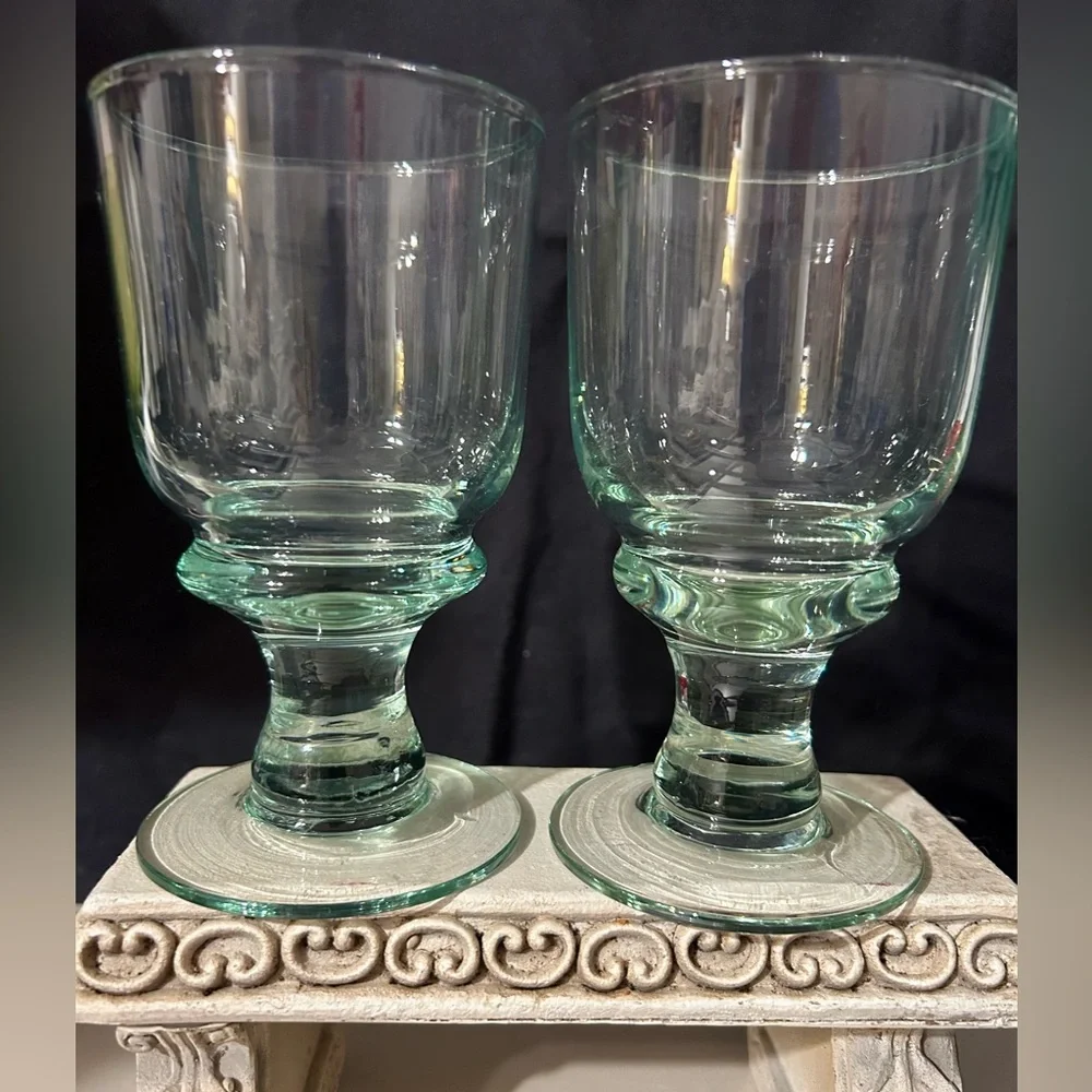 2 Williams Sonoma VERT Green Wine Glass. Wafer Stem.